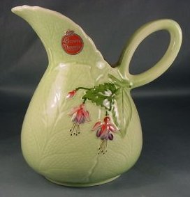 F2-a.Crown Devon fuchsia jug pitcher 14kB.jpg (13731 bytes)