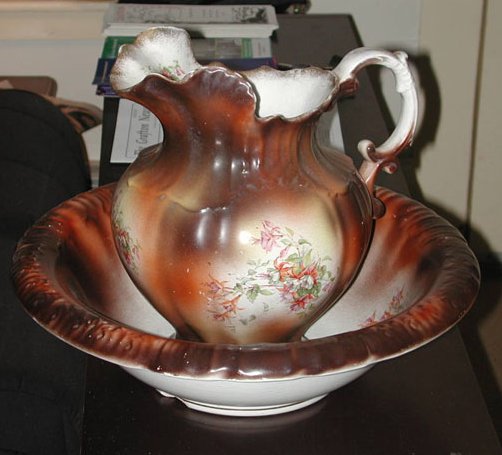 F20-a.Wedgwood pitcher and washbowl 2 41kB.jpg (41620 bytes)