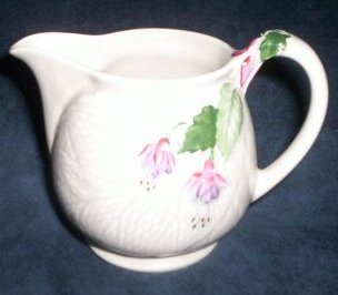 F38-Crown Devon fuchsia jug.jpg (13815 bytes)