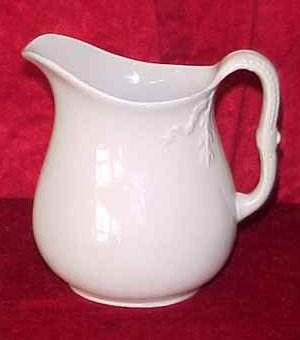 F39-J&G Meakin fuchsia pitcher 10kB.jpg (14396 bytes)