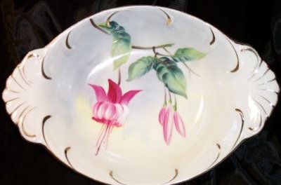 H5-a.Handpainted Dish with fuchsias 2 19kB.jpg (18529 bytes)