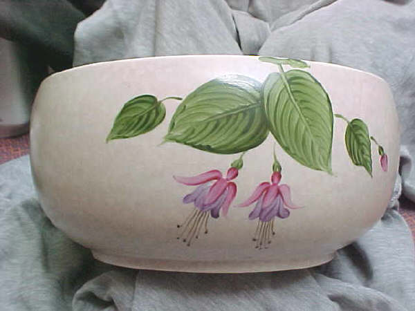 H73a-Crown Devon fuchsia bowl.jpg (30597 bytes)