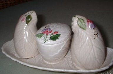 I_1-a.Crown Devon cruet set fuchsia 16kB.jpg (15714 bytes)