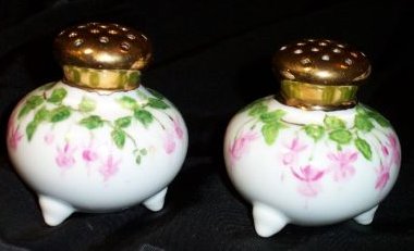 I_3-a.Porcelain salt&pepper shakers Delia's 17kB.jpg (16771 bytes)