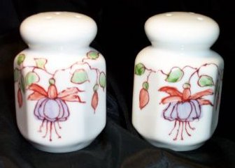 I_4-a.Salt and pepper shaker with handpainted fuchsias 16kB.jpg (16048 bytes)