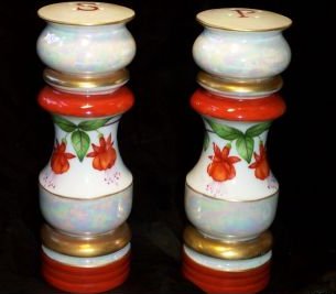 I_6-a.Salt and pepper shakers with orange fuchsias 15kB.jpg (14983 bytes)