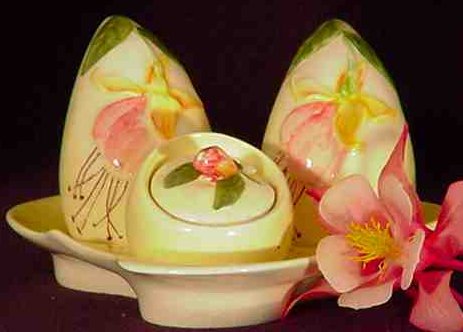 I_7-a.Royal Winton pastel ware cruet cute 28kB.jpg (27925 bytes)