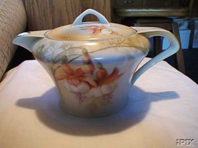 J19-RS Handpainted fuchsia creamer.jpg (17533 bytes)