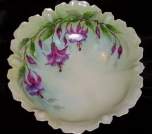 K5-a.Handpainted candy dish 14kB.jpg (14070 bytes)