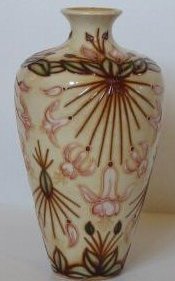 D105-Moorcroft fuchsia vase 12kB.jpg (11564 bytes)