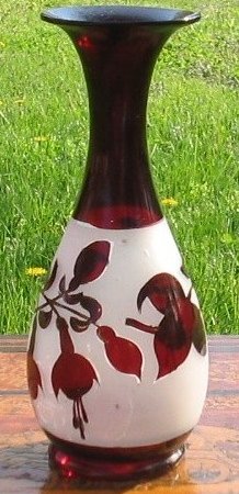 D112-Ruby stained vase fuchsias 138kB.jpg (34696 bytes)