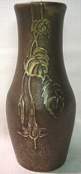 D113-Silver crest bronze fuchsia vase 166kB.jpg (31777 bytes)