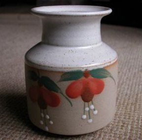 D117-English studio pottery fuchsia pot 14kB.jpg (14167 bytes)