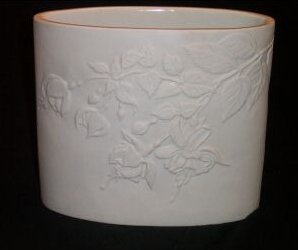 D119-Fuchsia vase pottery with raised fuchsias 19kB.jpg (9252 bytes)