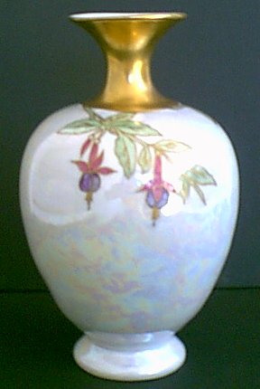 D12-a.Old handpainted fushia pearlized Luster vase 21kB.jpg (20760 bytes)