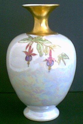 D12-a.Old handpainted fushia pearlized Luster vase 21kB.jpg (20760 bytes)