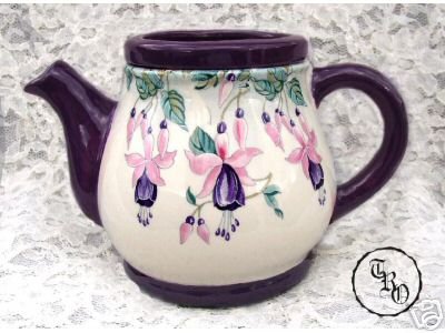 D124-African violet pot in form of teapot 29kB.jpg (31361 bytes)