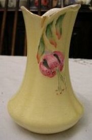 D134-Royal Winton small fuchsia vase 9kB.jpg (8723 bytes)