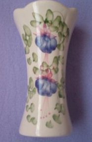 D145-Cinque ports pottery vase 15kB.jpg (9405 bytes)
