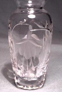 D18-a.Stunning Crystal fushia vase s266 15kB.jpg (15301 bytes)