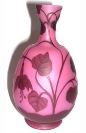 D19-a.Velez cameo fuchsia vase16kB.jpg (9329 bytes)