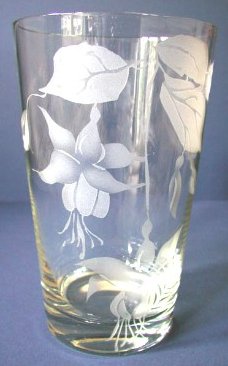 D22-a.Dorothy Thorpe etched vase fuchsias 2 19kB.jpg (18512 bytes)