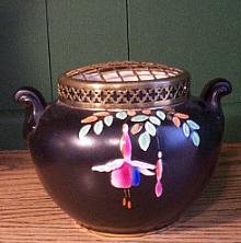 D23-a.Falconware Rose Bowl with frog 13kB.jpg (13255 bytes)