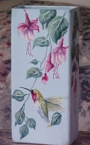 D29-a.Hummingbird and fuchsias handpainted vase 15kB.jpg (14388 bytes)