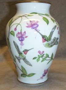 D37-a.Lennox fuchsia-hummingbird Audubon vase 14kB.jpg (13857 bytes)