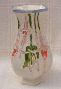 D53-a.Fuchsia Vase, inspired by Moorcroft, design Ann Smith 12kB.jpg (11815 bytes)