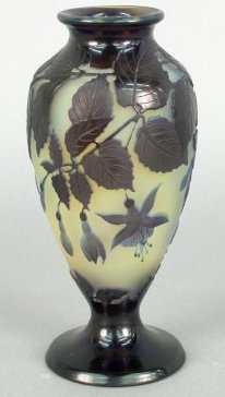 D72-Galle cameo glas vase 17kB.jpg (15281 bytes)
