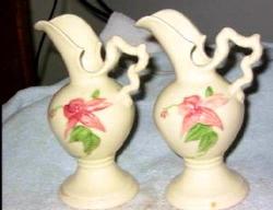 D77-Hull Ewer vases fuchsia flower 9kB.jpg (8714 bytes)