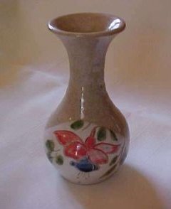 D88-a.Vase handpainted fuchsia flower 9kB.jpg (9116 bytes)
