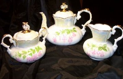 E19-a.Handpainted teaset fuchsias 22kB.jpg (21527 bytes)