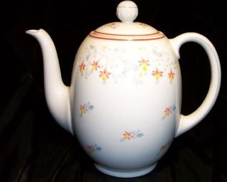 E2-a.Bayreuth Bavarian teapot 12kB.jpg (11755 bytes)