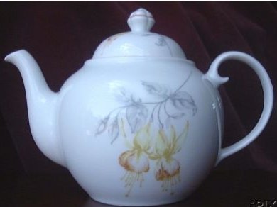 E23-a.Wade fuchsia teapot 13kB.jpg (15546 bytes)