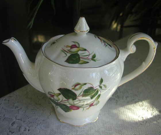 E25-a.Royal Standard teapot 2 40kB.jpg (41145 bytes)