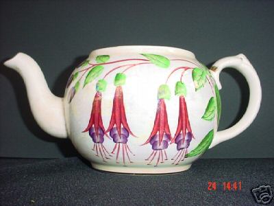 E26-Wade teapot handpainted 20kB.jpg (20620 bytes)