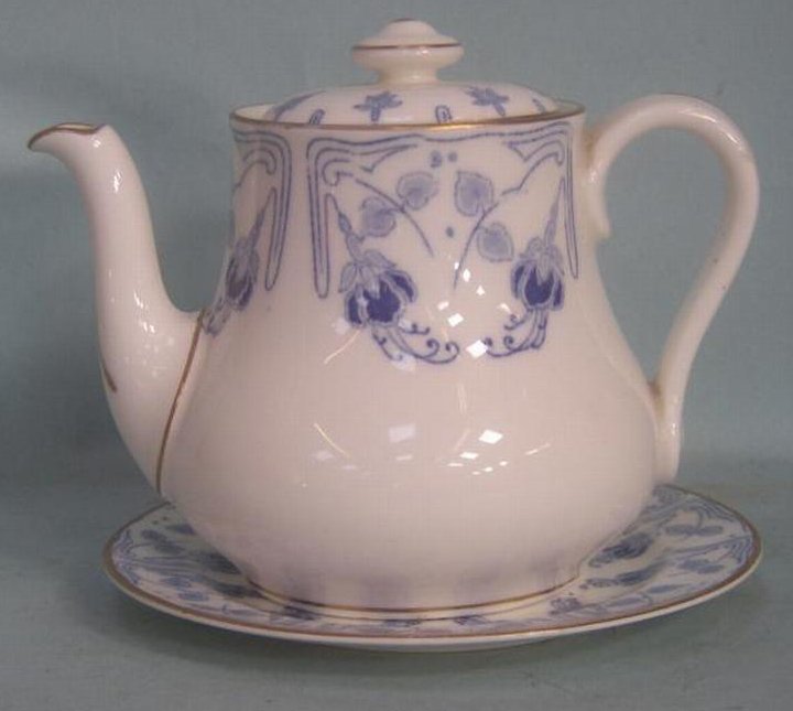 E35-Royal Doulton teapot and saucer 47.jpg (48345 bytes)