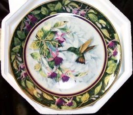 G8-a.Colletor plate hummingbird fuchsias Royal Doulton 22kB.jpg (22053 bytes)