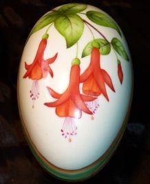 L12-a.Handpainted porcelain egg 12kB.jpg (11376 bytes)