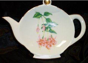L24-a.Porcelain teapot shaped dish Vletta's Arts - Roseburg - Oregon 16kB.jpg (15598 bytes)