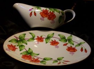 L35-a.Gravy boat and saucer with orange fuchsias 16kB.jpg (15966 bytes)