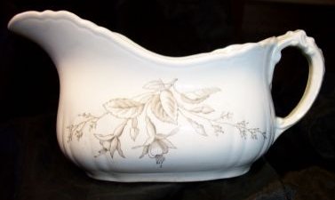 L36-a.Imperial Transfer Gravy Boat with fuchsias 13kB.jpg (12936 bytes)