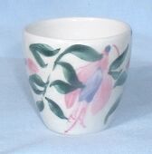 L40-Egg-cup handpainted flowers 11kB.jpg (10758 bytes)