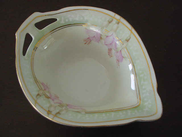 L42-Bavaria Creamer Grave Suace Boat bowl fuchsia 40kB.jpg (40457 bytes)