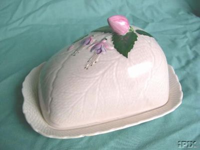 L48-Crown Devon fuchsia butter dish 16kB.jpg (15574 bytes)