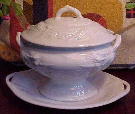 L59-Bordered white ironstone soup tureen 65Kb.jpg (35146 bytes)