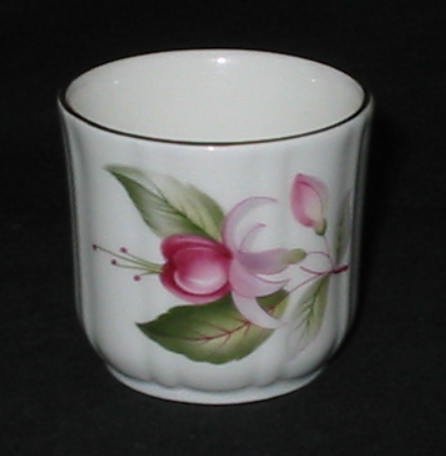 L61-Duchess fuchsia bone china egg cup 23kB.jpg (18192 bytes)