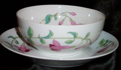 L8-a.Giraud Limoges soap bowl and saucer 15kB.jpg (15190 bytes)